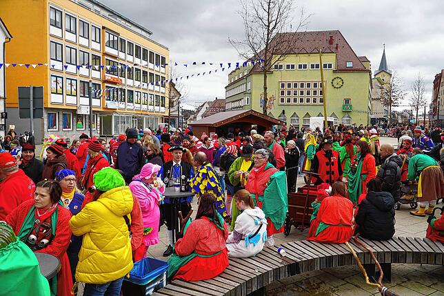 Auf dem Schwenninger Marktplatz warten Schaulustige auf den Umzugsbeginn. Es bilden sich lange Schlangen vor den Essensständen.