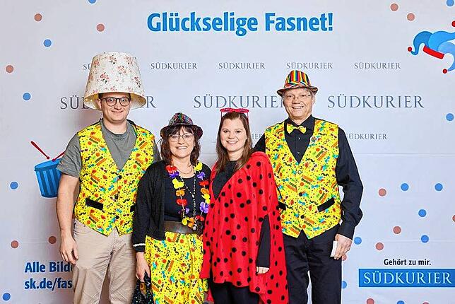Bild 9: Bilder der SWR-Fasnacht: Narren glänzen vor der SÜDKURIER-VIP-Wand im Konzil