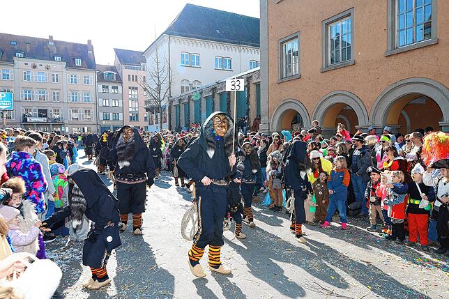 Bild 38: Konstanzer Fasnachtsumzug 2025: Altstadt ist in Narrenhand