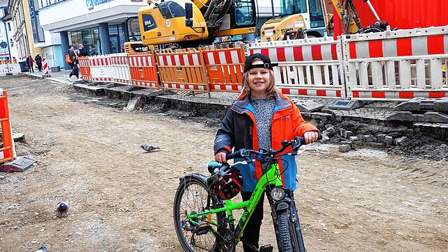 Die Hafenstraße wird zum verkehrsberuhigten Bereich, Radfahren wird dann in beide Richtungen möglich. Dies ist für Oberbürgermeister Jan ...