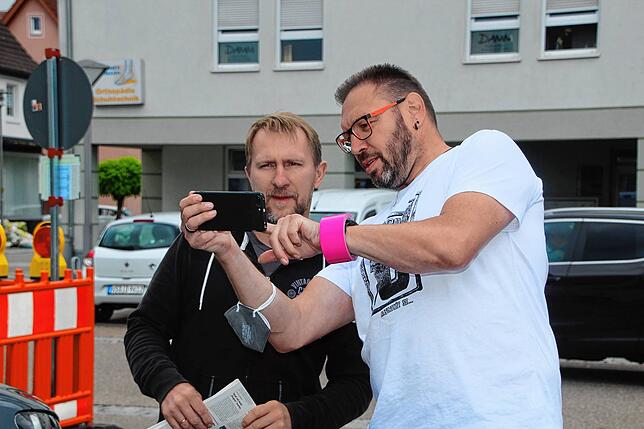 Die Begeisterung ist groß, Profi-Maler Nikolaj Arndt (links) und Clemens Benzing von den Veranstaltern des Street-Art-Festivals in ...