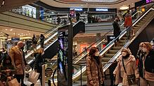 Im Einkaufszentrum Cano in Singen ist am Samstag viel los, viele Menschen waren zum Bummeln in der Stadt. Aufgrund der 3G-Regelung kamen ...