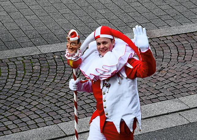 Bild 2: Bilder vom Einmarsch der Gliederungen des Narrengericht zum Bürgerhaus