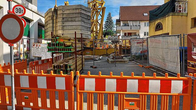 Nach mehrmonatigem Stillstand wurden die Bauarbeiten an der Ecke Biberacherhofstraße/Hauptstraße wieder aufgenommen. Der Bauträger Betz ...