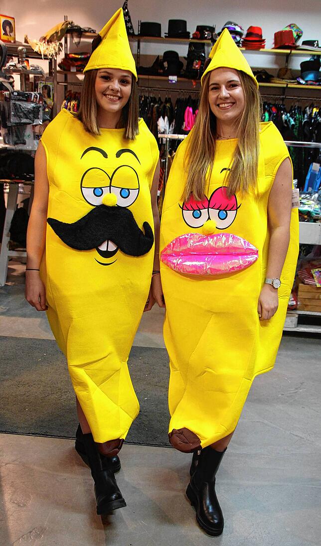 Sorgt für Lacher: Caro Raffling und Sinja Igelmayer als Bananen.