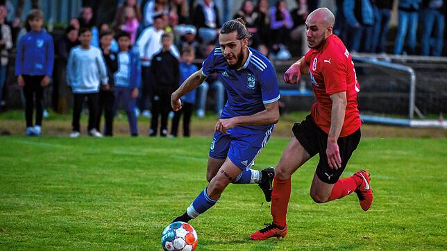 Lokalderby: Nico Maenza (links) und der SV Blau-Weiß Murg wollen gegen den Nachbarn FC 08 Bad Säckingen, hier mit dem Ex-Murger Jan ...