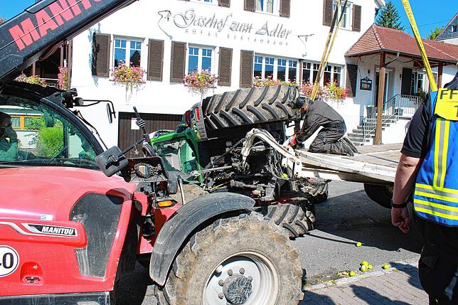Bild 5: Wahlwies: Bilder - Bergung des umgekippten Traktors in der Adler-Kurve!