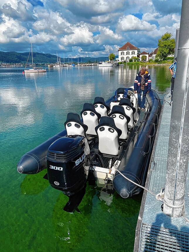 Am Morgen liegt die „Hoppetosse“ auf dem ruhigen Bodensee am Steg. Andreas Dummel wird das Schnellboot den Tag über fahren.