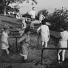 So sahen Kneipp und die Sommerfrische in Überlingen in den 1950er Jahren aus: Wassertreten in einem Becken am Seeufer.