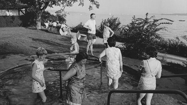 So sahen Kneipp und die Sommerfrische in Überlingen in den 1950er Jahren aus: Wassertreten in einem Becken am Seeufer.