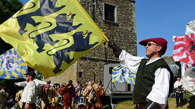 Einschwingen auf den Festtag: Die Fahnenschwinger freuen sich schon auf das Hohentwiel-Festival.