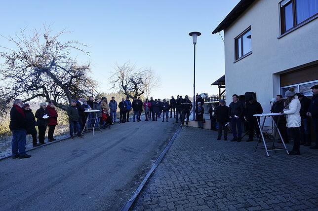 Ortsvorsteher Robert Schey sowie die Vertreter der Vereine begrüßen das neue Jahr beim Neujahrsschießen mit guten Wünschen und ...