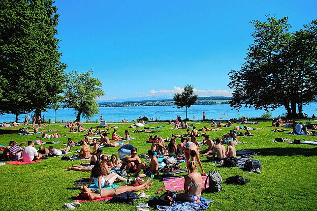 Am Hörnle lagen die Menschen auf den Wiesen und genossen den Sommertag. Die meisten mit Abstand, manche aber auch recht eng nebeneinander.