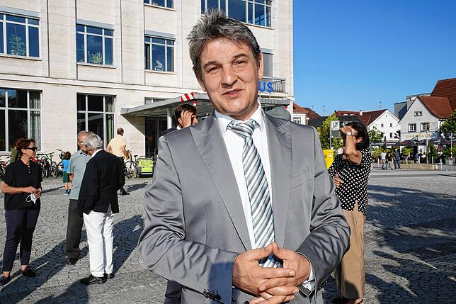 Da war er noch da: Herausforderer Helmut Happe zeigte sich als schlechter Wahlverlierer. Glückwünsche an seinen Kontrahenten blieben aus.