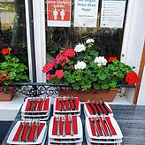 Neue „Deko“ an den Fenstern eines Bad Säckinger Restaurants: Über dem bereit gelegten Besteck hängen die Corona-Regeln.