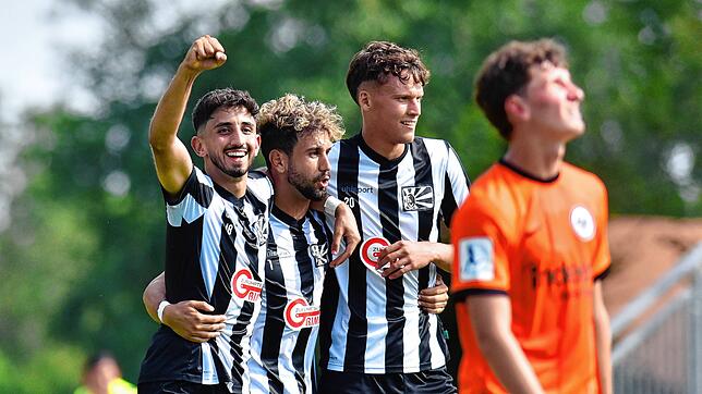 Großer Jubel beim FC 08 Villingen (Samet Yilmaz, von links, Tevik Ceylan und Karlo Kuranyi), der Eintracht Frankfurt II mit 2:0 besiegte.