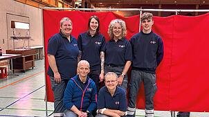 Sie gehören zum Blutspendeteam des DRK-Ortsvereins: Christine Bugge, Annina-Christin Müller, Inge Hafner, Luca Alber (hinten von links), ...