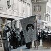 Stolz zeigt die Fröschezunft bei einem Umzug in den 1950er Jahren ihre Fahne. Die Wehrer Clique feiert dieses Jahr ihr 75-jähriges Bestehen.