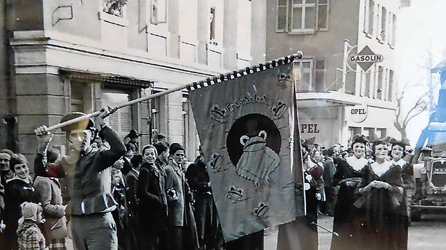 Stolz zeigt die Fröschezunft bei einem Umzug in den 1950er Jahren ihre Fahne. Die Wehrer Clique feiert dieses Jahr ihr 75-jähriges Bestehen.