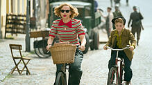 Rosie (Scarlett Johansson) und ihr Sohn Jojo (Roman Griffin Davis) in einer Szene von &bdquo;Jojo Rabbit&ldquo;. Der Film kommt am 23. ...