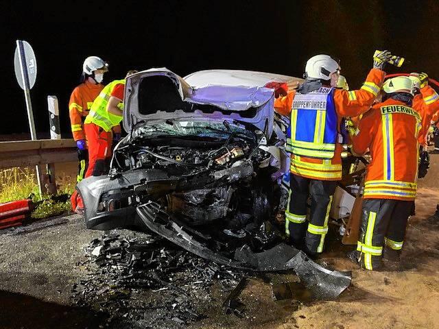 Bild 3: Fünf Schwerverletzte bei schwerem Unfall auf B 33 bei Allensbach
