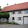 Auf der rechten Seite, wo die große Garageneinfahrt zu sehen ist, soll der Anbau für den großen Saal angesetzt werden.