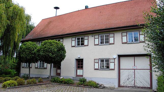 Auf der rechten Seite, wo die große Garageneinfahrt zu sehen ist, soll der Anbau für den großen Saal angesetzt werden.