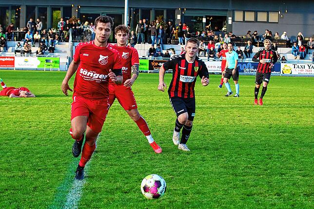 Bild 15: TuS Kleines Wiesental sichert sich ein 2:2 beim Tabellenführer FSV Rheinfelden II &ndash; wird haben die Bilder!