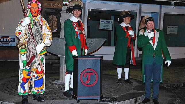 Eine kurze Zeremonie am Hanselbrunnen: Fahnenträger Robert Rakowski (von links), Zunftrat Patrick Vosseler, Zunftmeister Michael Lehmann ...