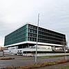 In diese Straßenlaterne vor dem Finanzamt fuhr in der Nacht zum 28. Dezember ein 26-Jähriger. Der Schaden beläuft sich auf 10.500 Euro.