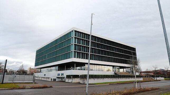 In diese Straßenlaterne vor dem Finanzamt fuhr in der Nacht zum 28. Dezember ein 26-Jähriger. Der Schaden beläuft sich auf 10.500 Euro.