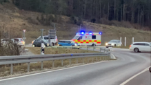 Ein Krankenwagen muss sich am Montagmittag in Überlingen durch den vom Bauernstreik verursachten Stau kämpfen.