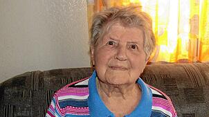Emma Binder feiert ihren 90. Geburtstag mit der Familie. Foto: Karl Mägerle