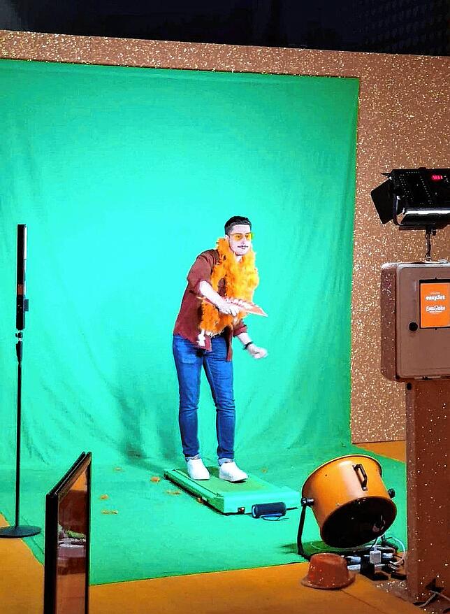Ein Besucher versucht sich vor einem Greenscreen an einem Video-Dreh.