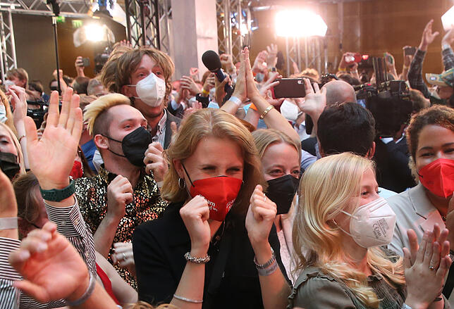 Bundestagswahl - Wahlparty SPD Anhänger der SPD reagieren im Willy-Brandt-Haus auf die ersten Ergebnisse der Bundestagswahl.
