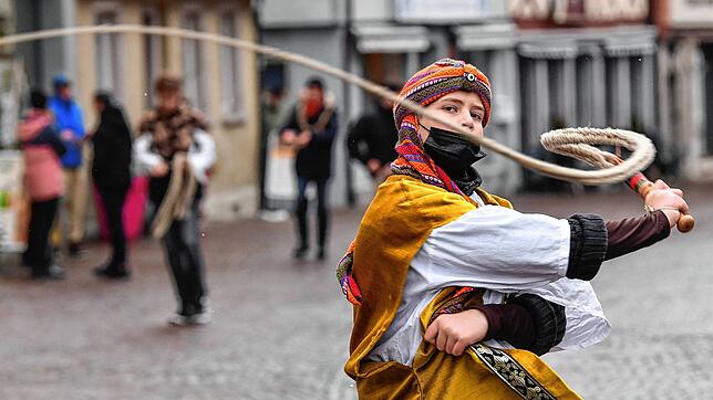 Die schwäbisch-alemannische Fasnacht ist zurück – hier der Hänseler Nico Schulz von der Narrenzunft Markdorf mit seiner Karbatsche.