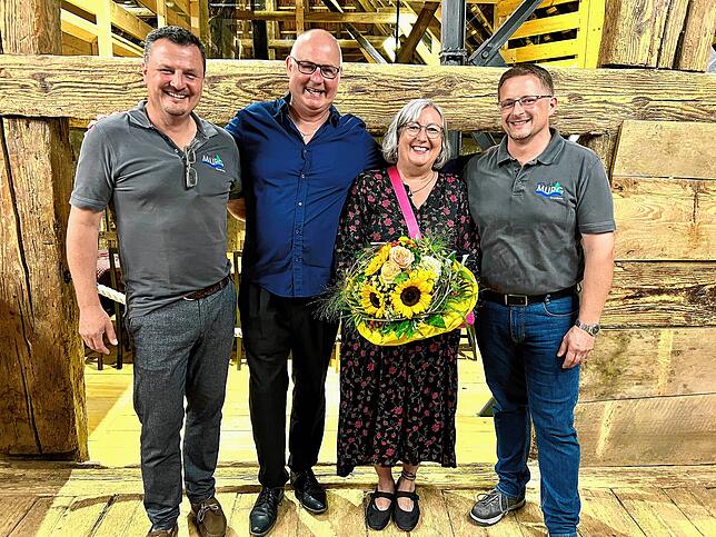 Adrian Schmidle mit Werner Vökt, Ehefrau Silvia und Nachfolger Andreas Klomki (von links).