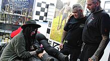 Unter den Augen von Ralf Seeger (rechts) und Meik Schmidt entsteht im St. Blasier Studio „Stichelei Tattoo“ ein neues Tattoo. Bild: ...