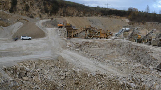 Das Baumaterial von der Autobahn soll die Kreisstraße auf dem Weg zum Steinbruch nicht mehr verschmutzen.