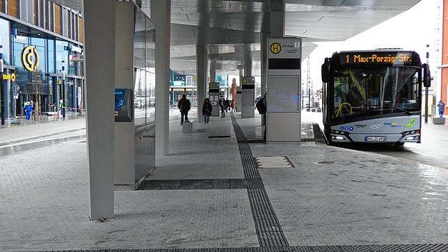 Betriebsstart am Bahnhofsvorplatz: Singens zentraler Busbahnhof wurde als neue Drehscheibe des öffentlichen Nahverkehrs in Dienst ...