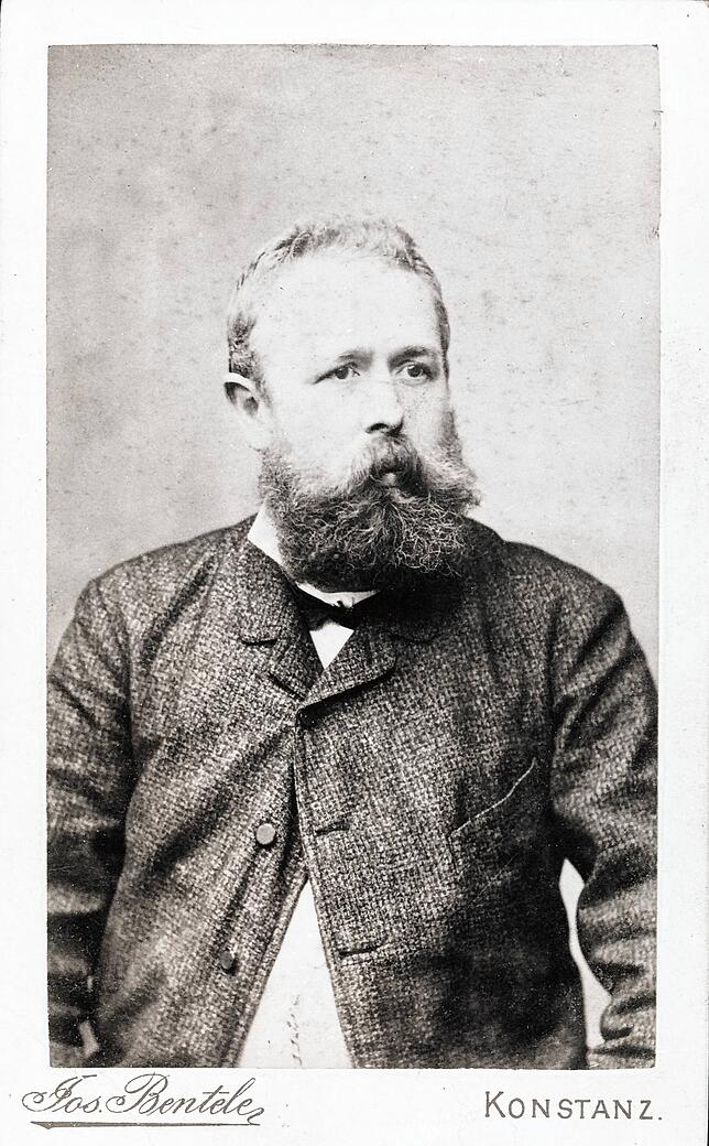 1875 übernimmt Theodor Zwicker das Hutgeschäft an der Marktstätte von seinem Bruder.