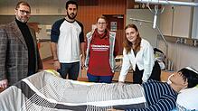 Anspruchsvolle Ausbildung: In der Justus von Liebig-von-Liebig-Schule Waldshut stehen am Bett eines Patientensimulators (von links) ...