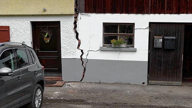 Hier kann keiner mehr wohnen: Dicke Risse ziehen sich durch den Hof, der vor rund 80 Jahren erbaut wurde und trennen das Wohngebäude vom ...