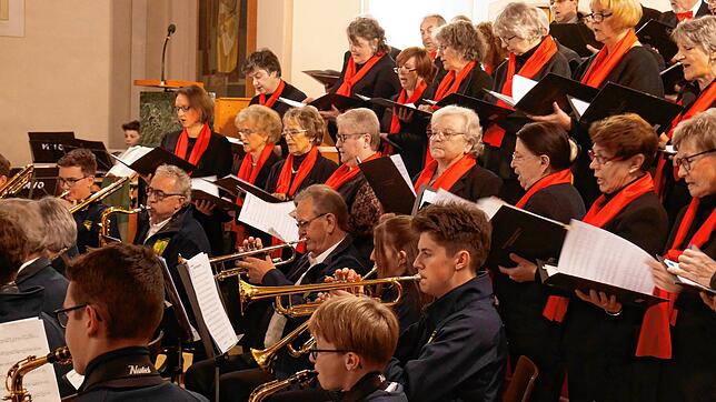 Zum Abschluss des Jubiläumskonzertes traten der Kirchenchor St. Martin und der Musikverein Obersäckingen gemeinsam auf.