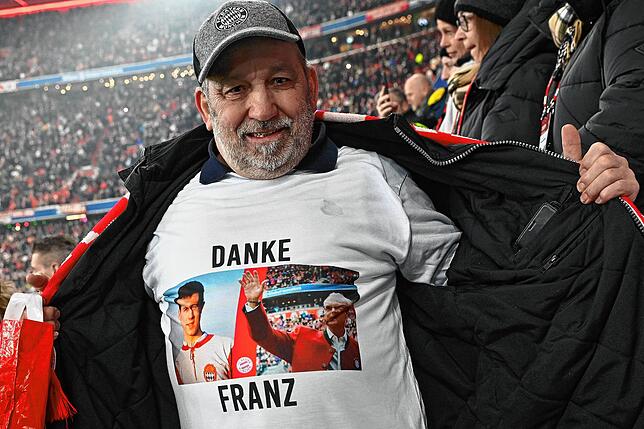 &bdquo;Danke Franz&ldquo; trägt auch dieser Bayern-Fan auf seinem T-Shirt.