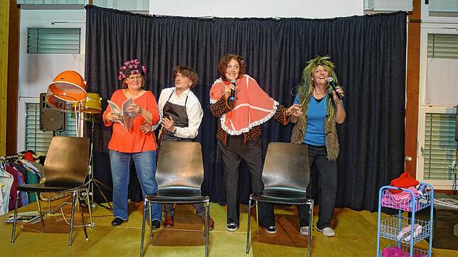 Das Improvisationstheater „Utobia“ im vergangenen Jahr im Feuerwehrhaus in Wittenhofen (von links): Maria Torresin, Clauduis Jehle, ...