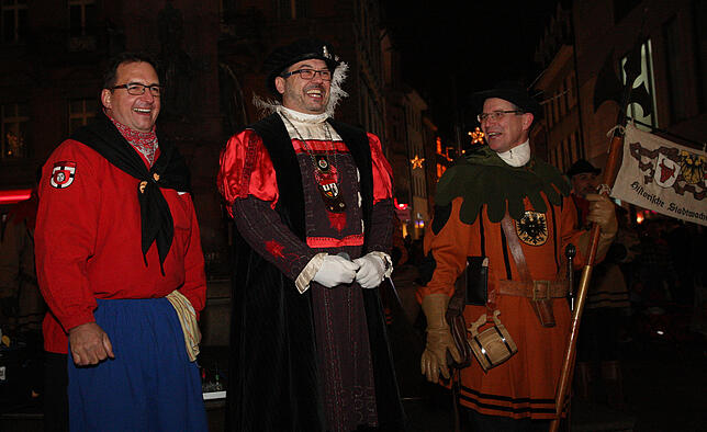 Auch die Fasnachtsausrufer (von links) Jürgen Kelm und Thorsten Hipp mit Stadtwächter Michael Reimann haben beim Auftakt der fünften ...