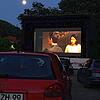 Der Mond scheint beim Autokino über dem Chilbiplatz.