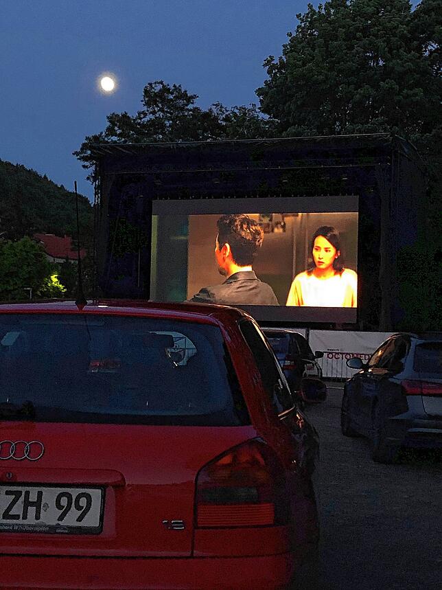 Der Mond scheint beim Autokino über dem Chilbiplatz.