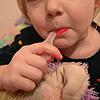 In der Handhabung kinderleicht: Die dreijährige Melina beim Lolli-Test. (Symbolbild)